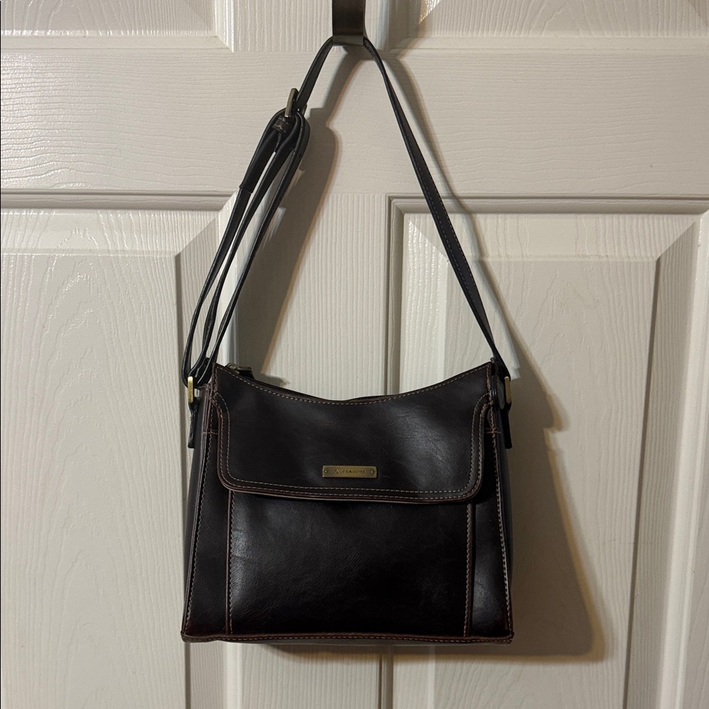 LizClaiborne Brown Leather Crossbody Bag, Adjustable Strap, Multi-Pocket Organiz